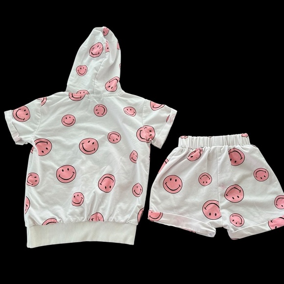 Play Condition Lola & The Boys Girls 6 Matching Smiley Face Shorts Set Hoodie - Picture 2 of 7